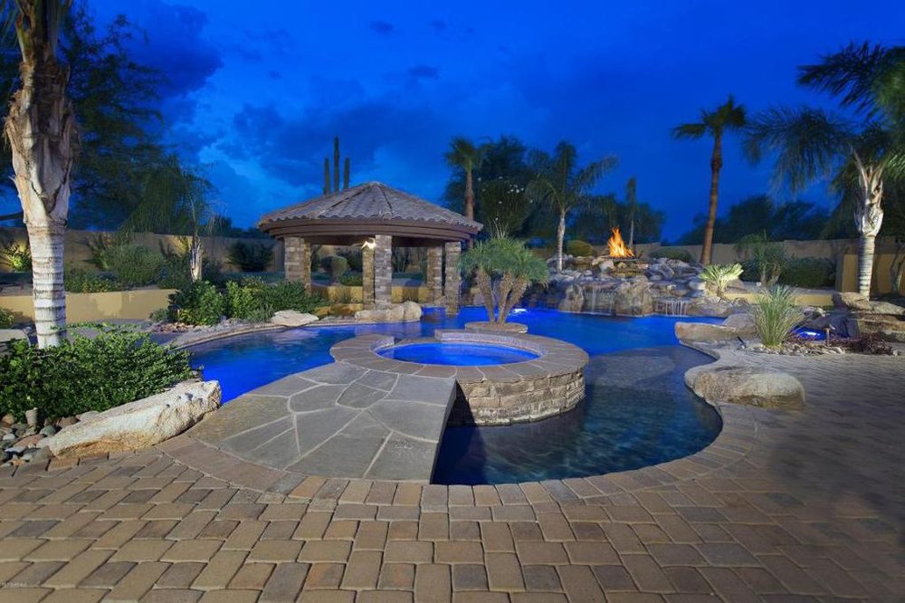 Lagoon-Style Pool with Water Features